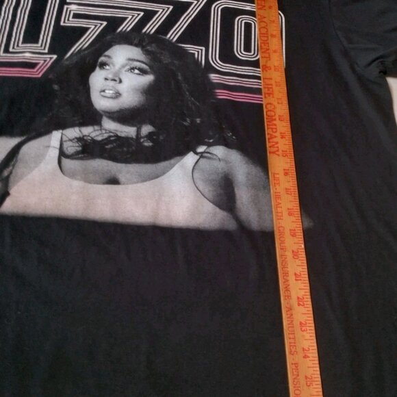 Lizzo Shirt XL The Special Tour 2023 Graphic Pop Music Rap Singer Flute Artist - Picture 4 of 8
